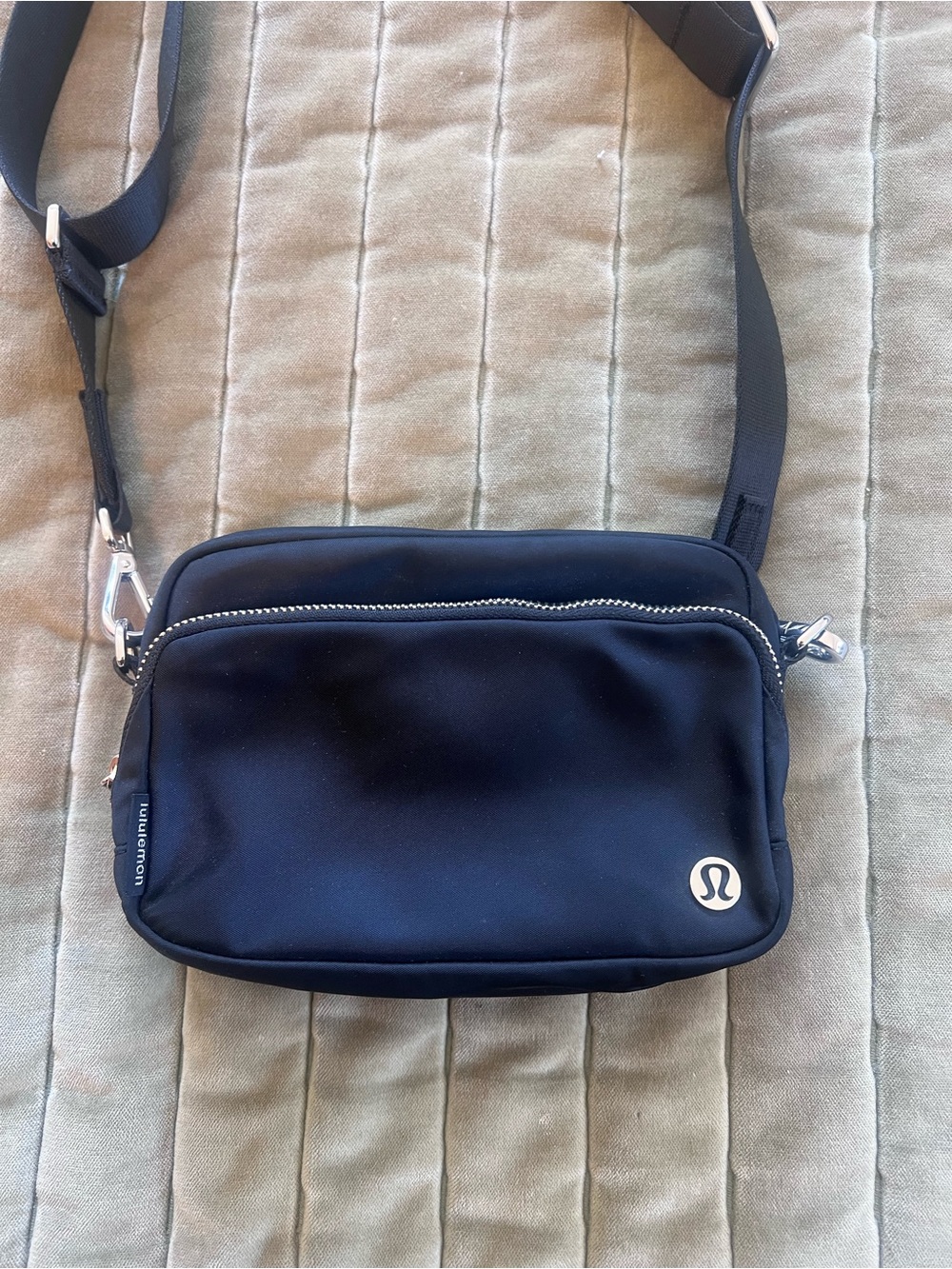 Lululemon Everywhere Crossbody Bag 2L - Picture 5 of 7